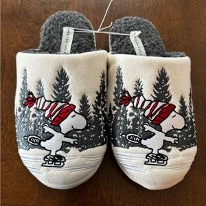 American Eagle size medium 9-10 Peanuts Snoopy ice skating slippers